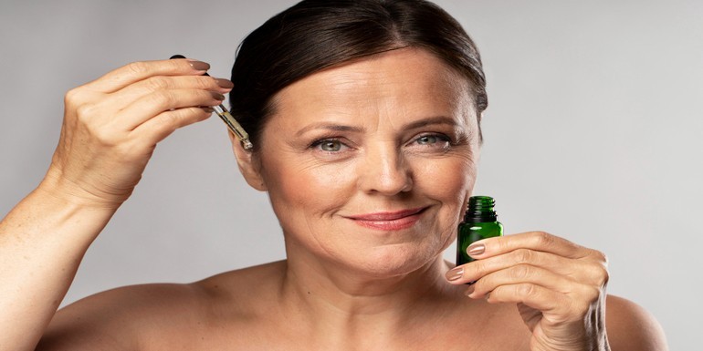 LOS BENEFICIOS DE LOS HIDROLATOS PARA LA PIEL MADURA