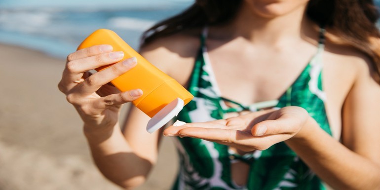 Protección solar facial que no debe faltar en tu neceser este verano
