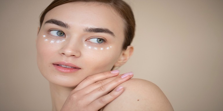 Los 10 mejores ingredientes naturales para revitalizar el contorno de los ojos