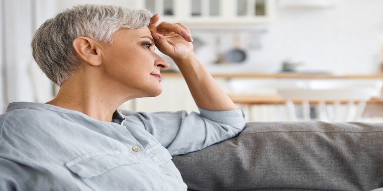 Consejos para elegir cremas faciales ligeras en verano para pieles en menopausia