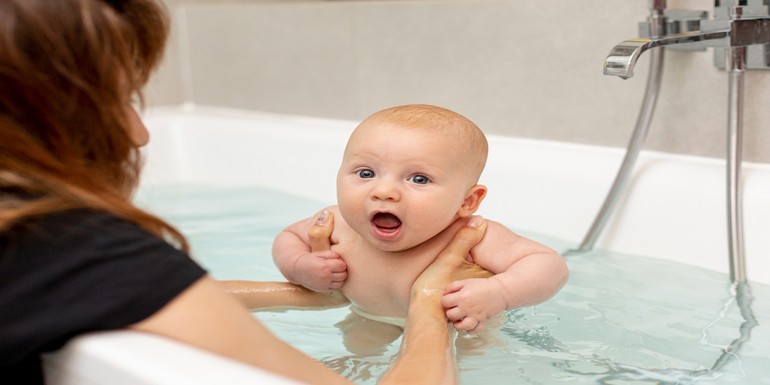 Descubre cómo crear una rutina de higiene infantil con productos naturales