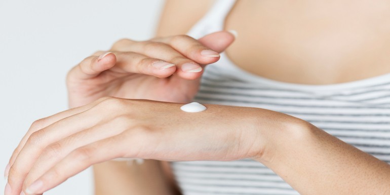 ¿Qué esconde realmente la palabra "parfum" en tus cosméticos?