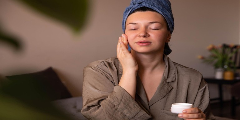 Self-love y cosmética natural: Cómo aprovechar la noche para regenerar la piel