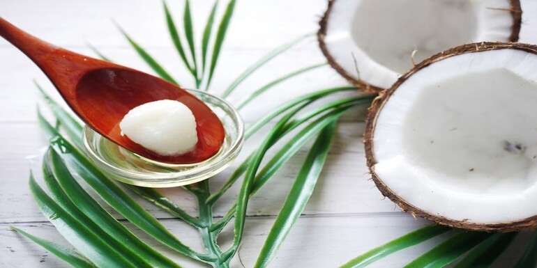 Cosmética natural para una rutina facial suave: limpieza diaria y agua micelar
